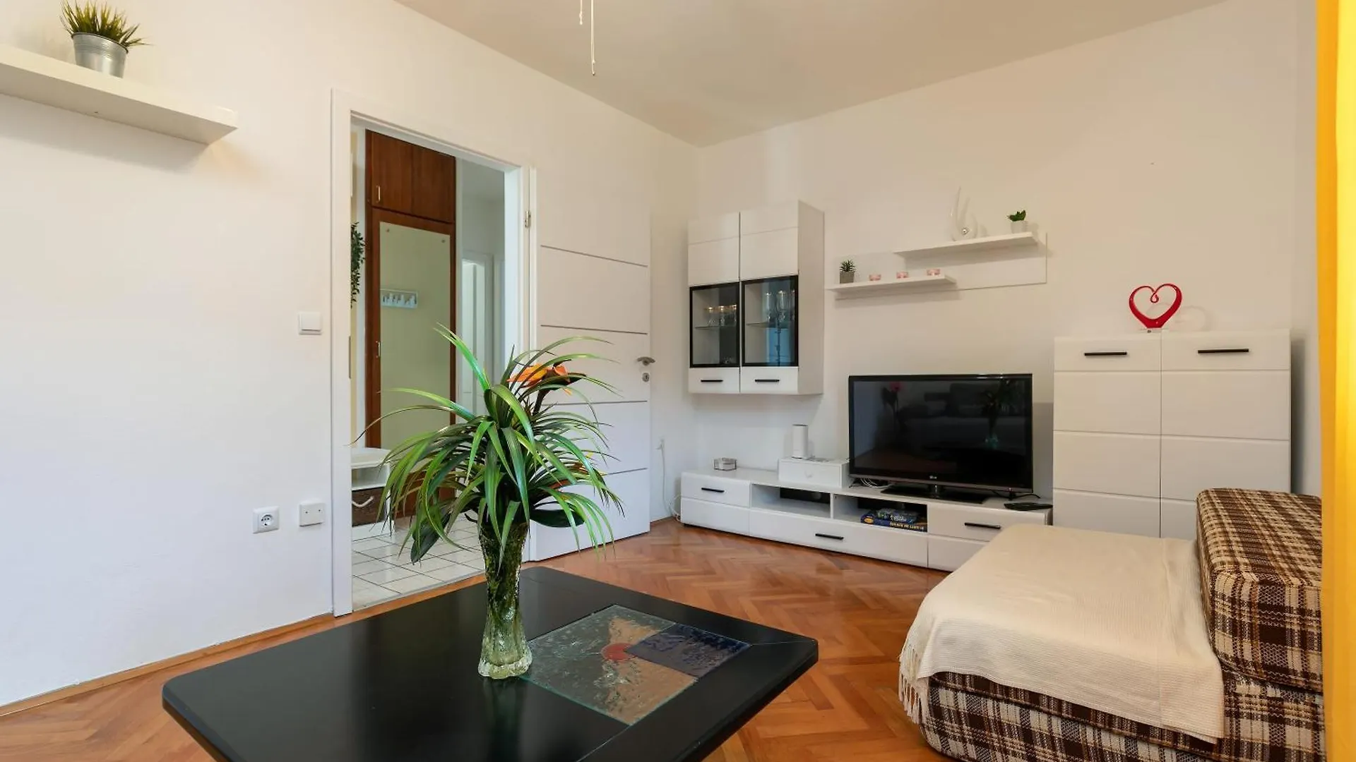 Two-Bedroom App 'Castegner' With Garden & Free Parking Pula Croatia